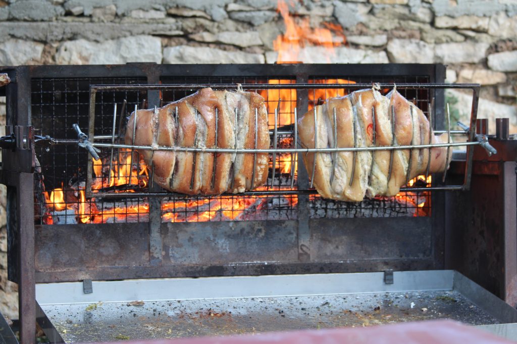 Jambons à la broche au BBQ du Domaine La Fontaine, lieu de mariage